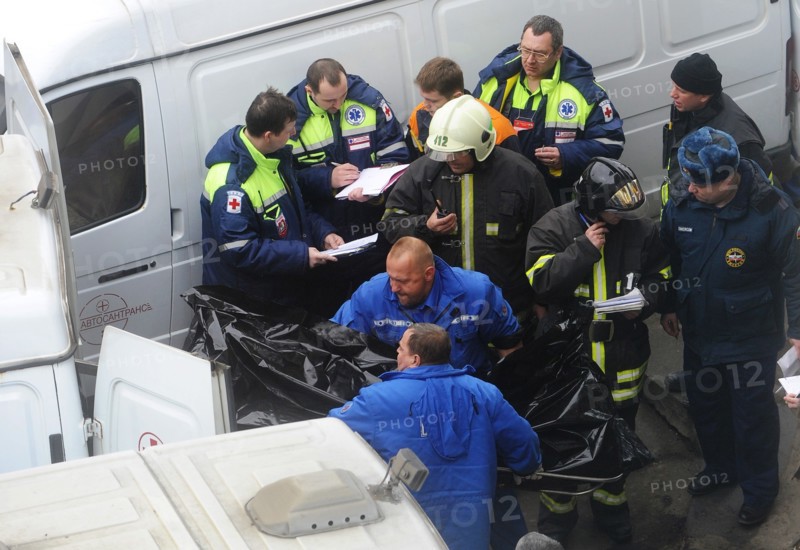 Moscow, russia, march 29, 2010, rescue workers carry the body of a bombing victim outside park kultury metro station, sokolnicheskaya line of the moscow underground, an explosion rocked the metro station at 8,40 during the rush hour killing more than ten passengers.