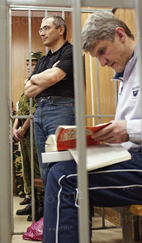 Moscow, russia, july 20, 2004, mikhail khodorkovsky (l) and platon lebedev (r) in the courtroom of meshchansky court that starts hearing the evidence of prosecution in khodorkovsky-lebedev case.