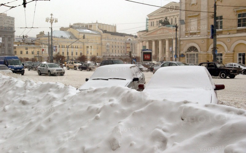 Moscow, russia, january 28, 2005, snow piles after a fierce snowstorm in teatralnaya square downtown moscow.