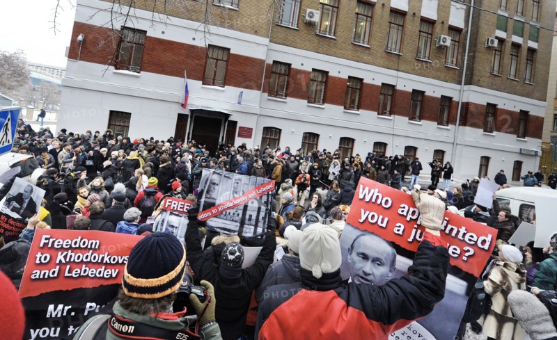 Moscow, russia, december 27, 2010, a rally of khodorkovsky's supporters outside the khamovniki district court, the court is expected to issue its ruling on the second case against former yukos boss mikhail khodorkovsky and former menatep bank chief platon lebedev, the two men have been found guilty of stealing more than 200m tonnes of oil from yukos subsidiaries.