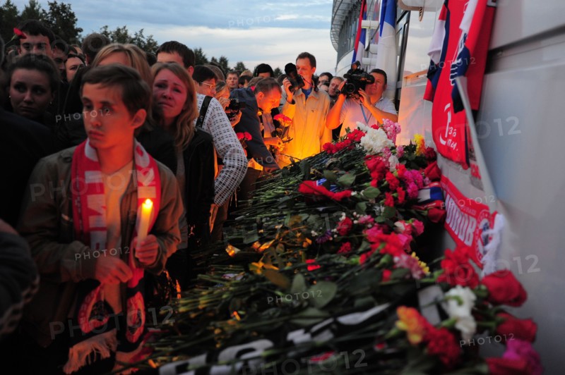 Yaroslavl, russia, september 7, 2011, lokomotiv yaroslavl fans lay flowers outside arena-2000 stadium to commemorate players of a khl ice hockey team lokomotiv who died in a yak-42 passenger plane crash in the yaroslavl region earlier this day.