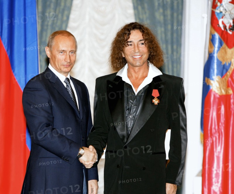 Russian president vladimir putin (left) presents a state award to singer valery leontyev, moscow, russia, july 25, 2005.
