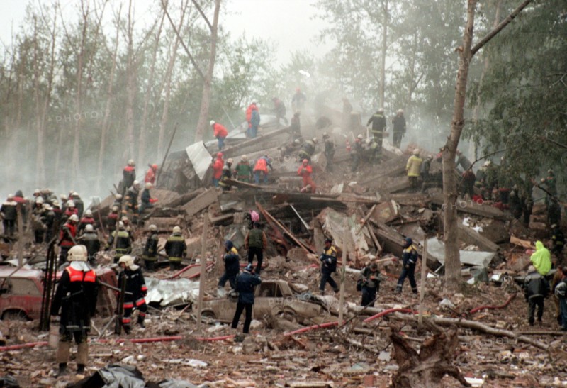 Moscow,russia, september 13, 1999, rescuers and fire-fighters search the rubble left of the apartment block on 6 kashirskoye shosse by the blast that ripped through it at 5 a,m,, on monday, about 40 bodies have been recovered as of 11 a,m, monday from the ruins, specialists say the number of fatalities can be grow over 100, three surviving tenants have been recovered from the rubble early in the day.