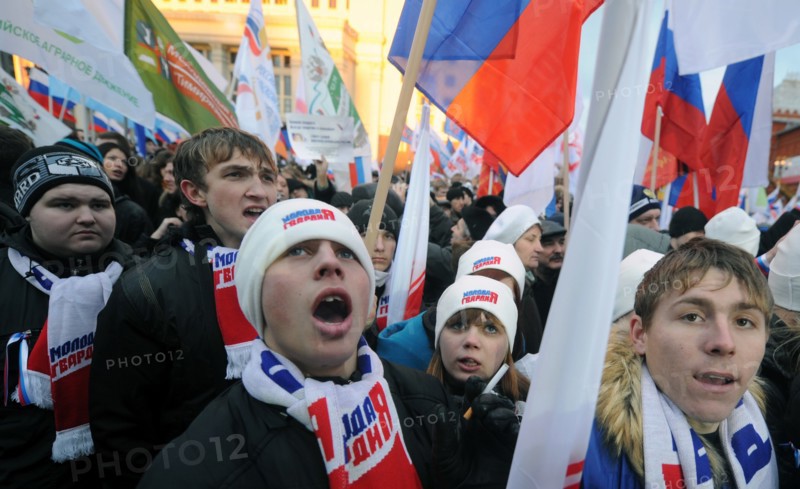 Moscow, russia, december 12, 2011, young demonstrators chant slogans during a rally staged by pro-kremlin youth groups in central moscow, the event took place two days after a mass protest against alleged vote rigging in the 4 december parliamentary election.
