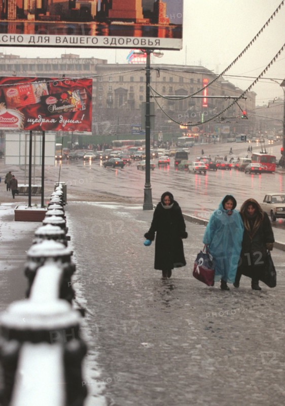 Snowfall in moscow, november 1998.