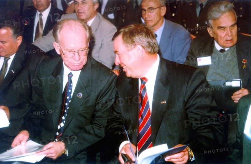 1999, speaker of the state duma Gennady Seleznyov /r/ seen talking to director of the all-russian nuclear physics institute radll Ilkayev