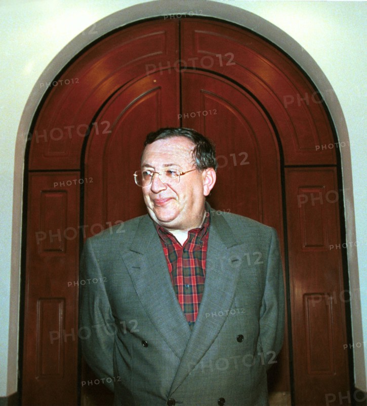 Moscow, russia, june 19, 2000, owner of media-most holding vladimir gusinsky outside his office in bolshoi palashevsky pereulok side street in moscow.