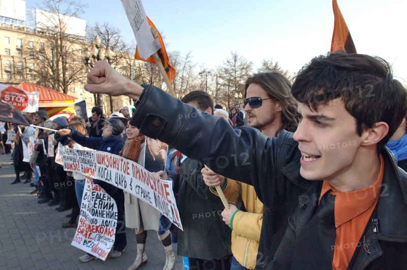 Moscow, russia, april 25, 2006, participants of the protest 'no to basmanny justice!' in support of former yukos chief mikhail khodorkovsky and employees of the company platon lebedev, svetlana bakhmina staged in pushkin square.