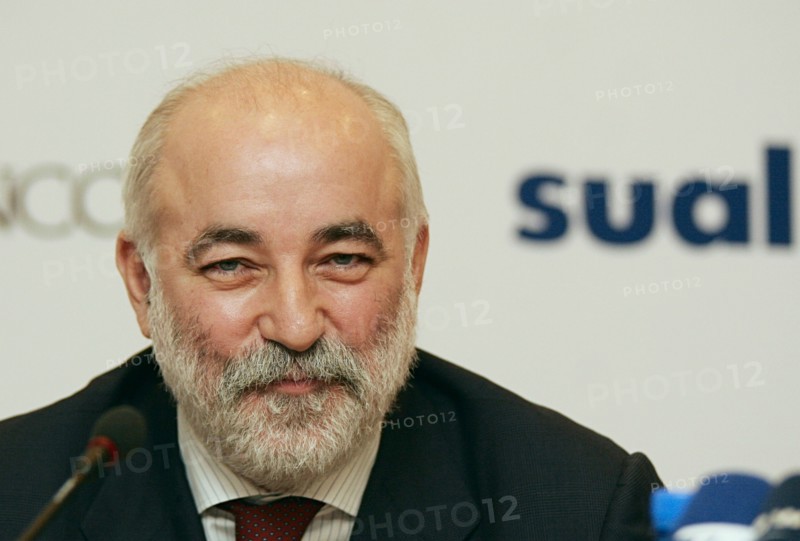 Sual chairman viktor vekselberg seen during the signing of a merger deal, russian aluminium giants rusal (russian aluminium) and sual (siberian ural aluminium company) and glencore international ag (switzerland) have signed a merger deal to create the world's biggest aluminium producer, moscow, russia, october 9, 2006.