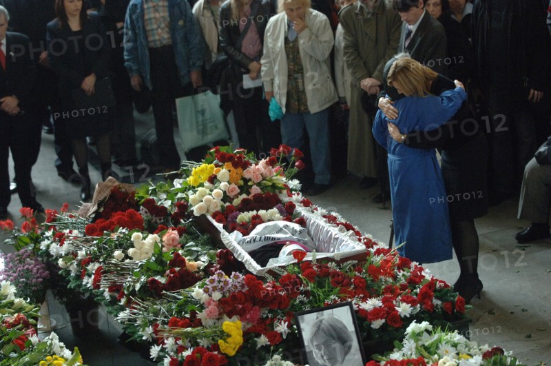 Daughter of slain journalist anna politkovskaya vera (r foreground) attends wake for her mother at troyekurovskoye cemetery, moscow, russia, october 10, 2006.