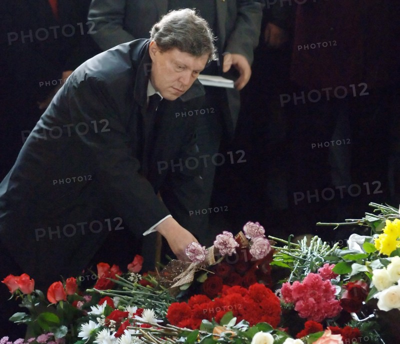 Yabloko party's chairman grigory yavlinsky lays flowers at the coffin of slain russian journalist anna politkovskaya during her burial at troyekurovskoye cemetery, moscow, russia, october 10, 2006.