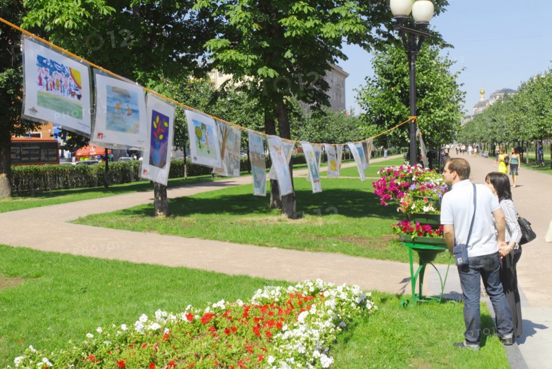 Moscow, russia, august 9, 2007, people view the pictures displayed at tsvetnoy boulevard during the 'children are drawing!' action.