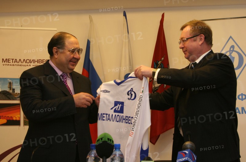 Moscow, russia, february27, 2008, russian billionaire alisher usmanov (l) who who controlls metalloinvest industrial holding company, and head of the russian audit chamber, sergei stepashin, pose with a jersey at a press conference about metalloinvest's new shirt sponsorship deal with dynamo f,c.
