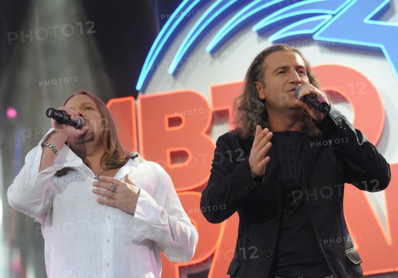 Singers vladimir presnyakov (l) and leonid agutin perform at the concert marking the 15th anniversary of the avtoradio radio station in vasilyevsky spusk off red square, moscow, russia, may 31, 2008.