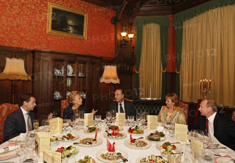 Russian prime minister vladimir putin with wife lyudmila, former french president jacques chirac with wife bernadette and president of russia dmitry medvedev (from r) have a dinner at the restaurant of the house of writers in moscow, russia, june 11, 2008.