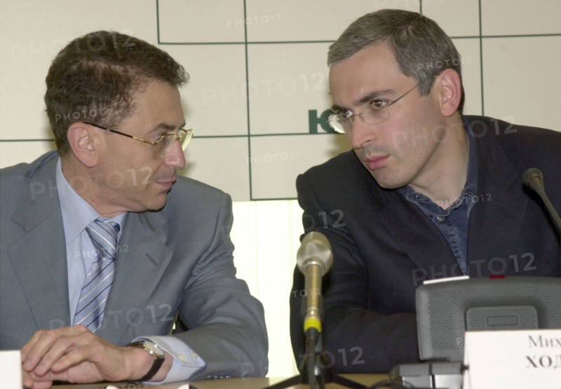 Moscow, russia, june 18, 2003, new chairman of the directors' board of the yukos oil company semen kukes (l) and chairman of the directors' board of the yukos- moscow company mikhail khodorkovsky pictured during a press-conference on wednesday.