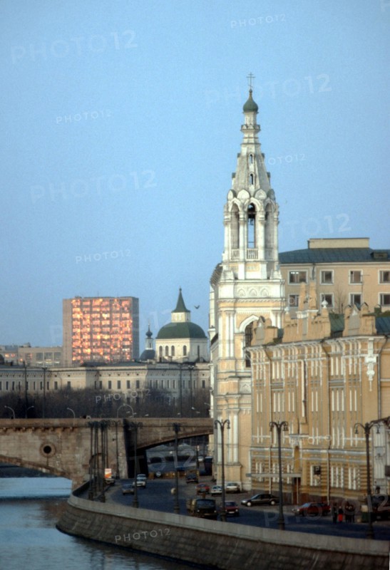 Sofiyskaya embankment and moscow river, moscow, russia, 1/93.