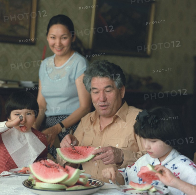 Famous kirghiz writer chinghiz aitmatov with his family: wife maria, daughter shirin, 8, and son eldar, 6, september 1985.