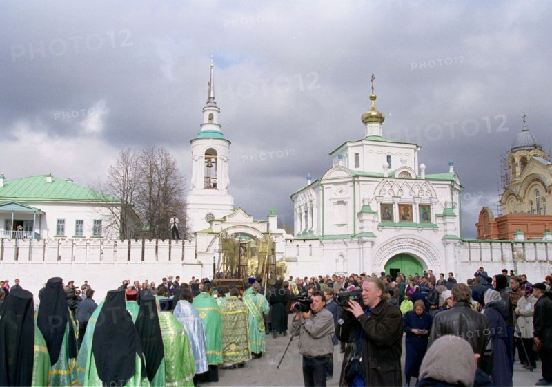 A religious procession heading to the st,nicholas monastery opening the celebrations on the occasion of the 400th anniversary of the city of verkhoturye in the mid urals, one of the main centres of the russian orthodoxy and pilgrimage where there were 15 beautiful monsteries and churches, in the period after 1917  many of them were destroyed and plundered, nowadays this russian historic centre is being restored  and the churches are coming to life again, sverdlovsk region of russia.