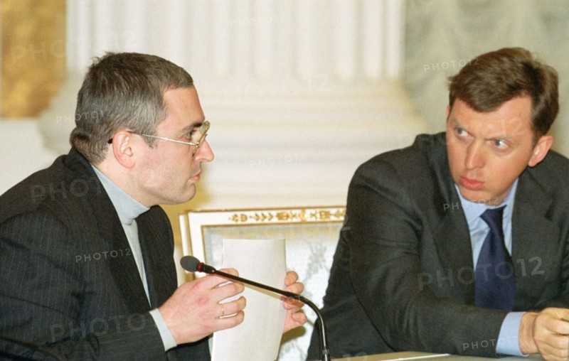 Moscow, russia, january 24 2001: mikhail khodorkovsky, chairman of yukos oil company directorate (left) and oleg deripaska, general director of 'russian aluminium' company, exchanging looks during the meeting of leading russian businessmen with president vladimir putin on wednesday evening in the kremlin, where the participants had a discussion on relations between business and authorities.