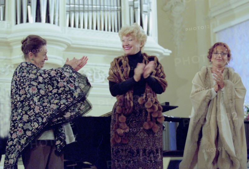 Russian opera star yelena obraztsova (c) introduces romanian and italian singers ileana kotrubas (l) and gabriela tucci to their master class students at the st,petersburg conservatory, st,petersburg, russia, october 3 2003.