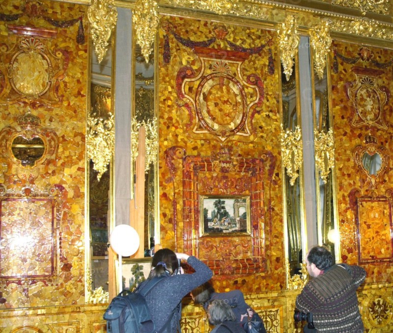 Amber room, tsarskoye selo palace-museum, 2/02: amber room reconstruction nears completion.