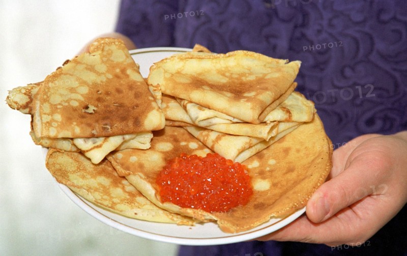 Russia 10/02, traditional russian cuisine: crepes (blini) with red caviar.