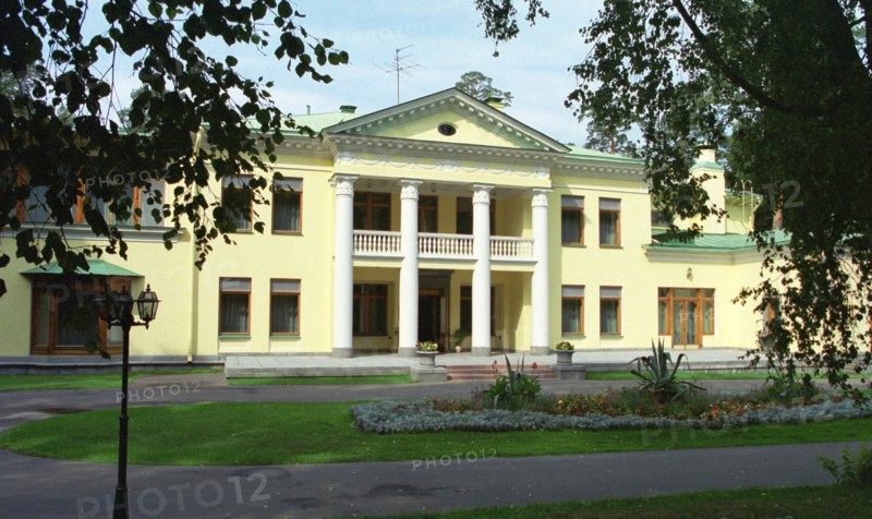 The residence of russian president vladimir putin in novo-ogaryov, moscow region, 2002.