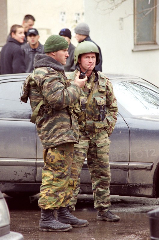 Moscow, russia, october 25 2002: men of special task forces near garages in melnikov street where hundreds of hostages are being held by chechen terrorists at the dubrovka theatrical centre, on thursday.