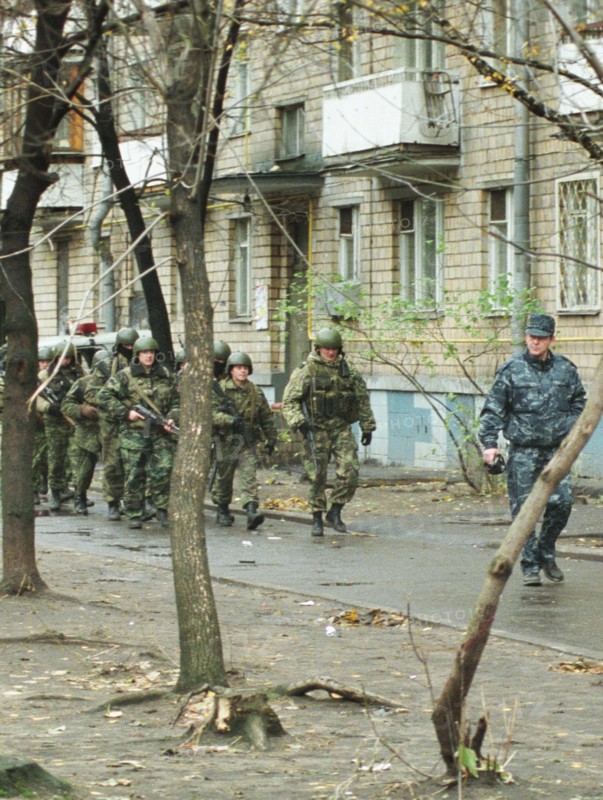 Moscow, russia, october 25 2002; men of special task forces in melnikov street where hostages are being held by chechen terrorists at the dubrovka theatrical centre, on thursday.