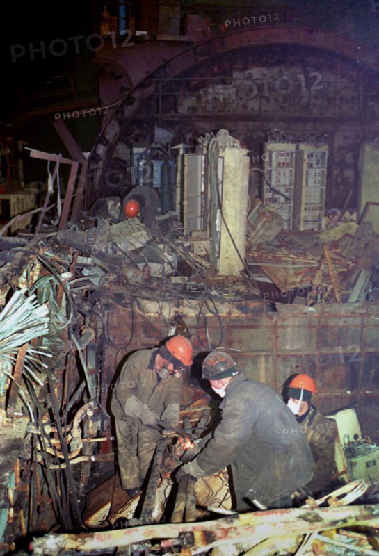 The wreck of the kursk nuclear submarine will share the fate of all decommissioned ships and will be scrapped, murmansk, russia, november 14 2002, an operation to scrap the kursk hull which is already split in half is under way in a dry dock of the nerpa ship repair plant.