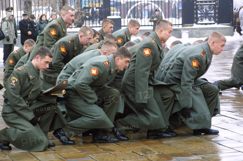 Moscow, russia, november 14 2002: russian army: a traditional solemn farewell ceremony of those to be demobilized from the service of the moscow commandant's office held at the unknown soldier tomb near the kremlin wall, on thursday.