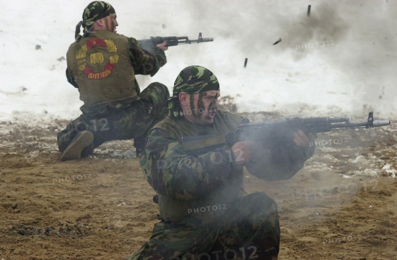 Moscow region, russia, november 15 2002: servicemen of special task force 'vityaz' demonstrating special police and military equipment for fighting terrorists at a shooting ground in balashikha near moscow, on friday, the demonstration was held within the framework of the 6th international state security forum interpolitex - 2002, (photo alexander yakovlev) .
