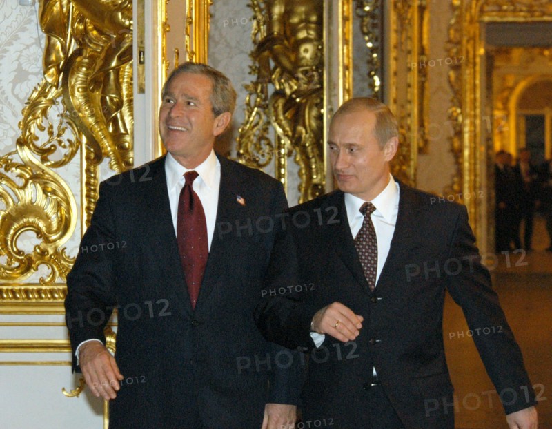 Leningrad region, russia, november 22 2002: president of russia vladimir putin and president of the usa george bush in one of the halls of the katherine palace of the historical tsarskoye selo near st, petersburg, (photo sergei velichkin).