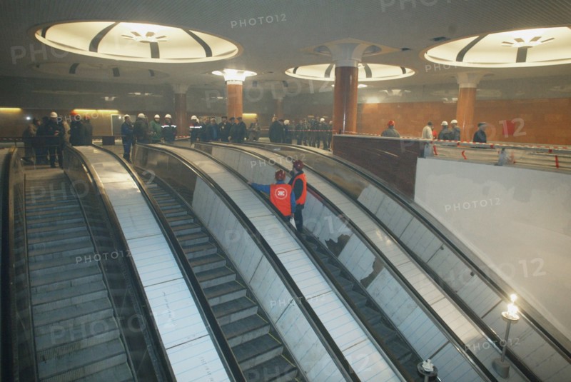 Park pobedy (victory park) metro station on the arbatsko-pokrovskaya line with the longest escalator in the moscow subway system (125m), moscow, russia, april 2003.