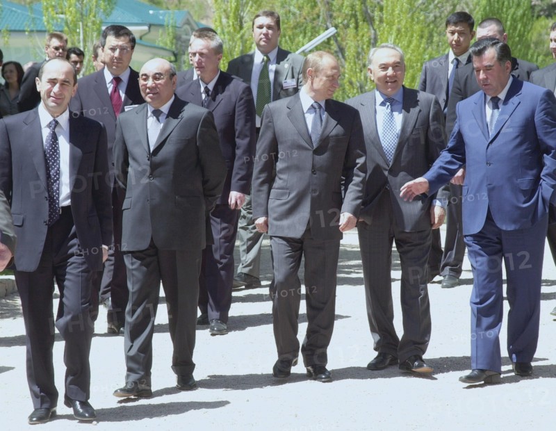 President of armenia robert kocharyan, kyrgyz president askar akayev, russian president vladimir putin, kazakhstan's president nursultan nazarbayev, tajik president emomali rakhmonov (in pic l-r) are going to the session of the collective security treaty council.