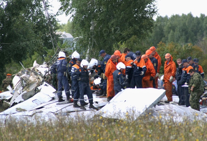 Salvage work on the wreckage of tu-134 that crashed in mysterious circumstances on 8/23, tula region, russia, 8/25/04.