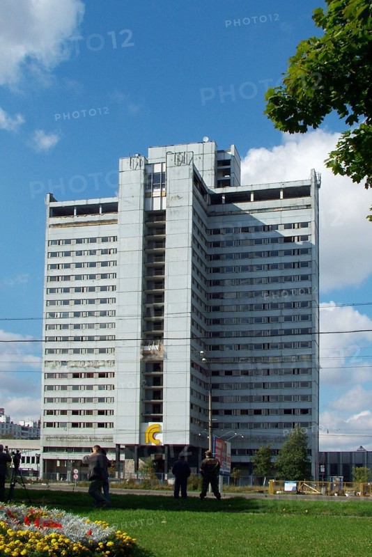 A view of hotel sport a few minutes before it was brought down by a pinpoint blast, in moscow's leninsky avenue, urban redevelopment, moscow, russia, 9/04.