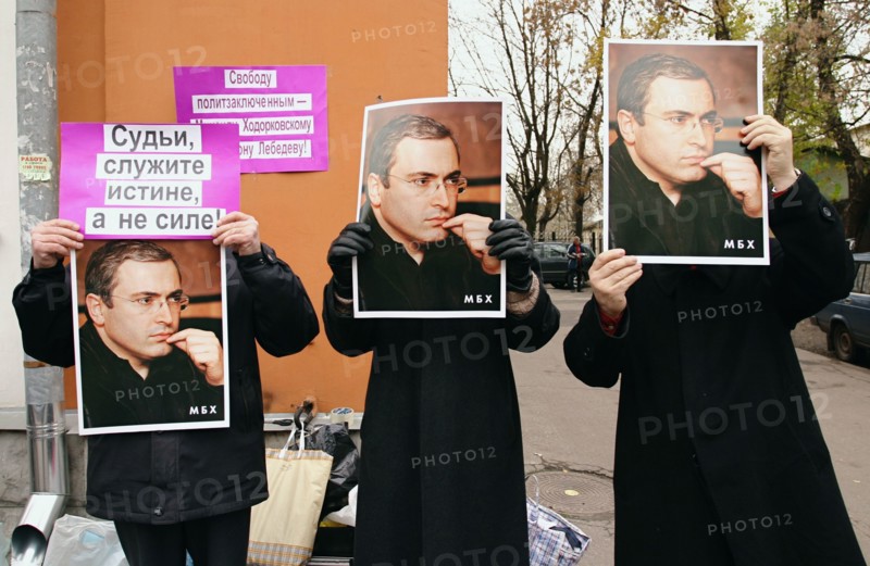Participants in a demonstration in support of former head of yukos oil company mikhail khodorkovsky held in front of the meshchansky court house in moscow, khodorkovsky is charged with fraud and tax avasion, moscow, russia, october 25 2004.