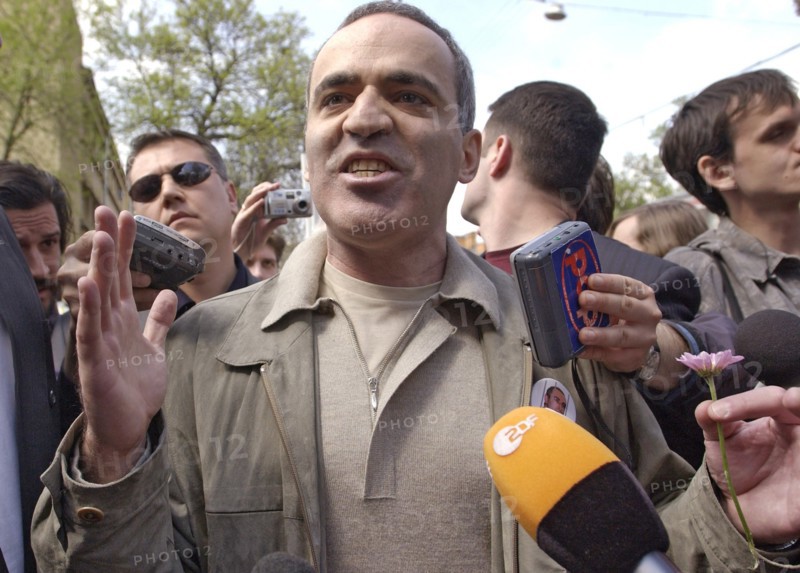 Chess grand master and politician garry kasparov participating in a picket staged in support of mikhail khodorkovsky outside the building of the meshchansky district court, moscow, russia, may 16 2005, taking part in the protest are representatives from yabloko, the sps parties and a number of youth movements.