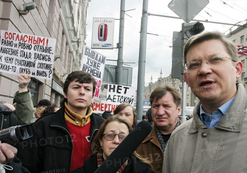 Russian state duma deputy vladimir ryzhkov (r) seen during the 'march of those who disagree' staged by the russian opposition, april 16, 2007, moscow, russia.