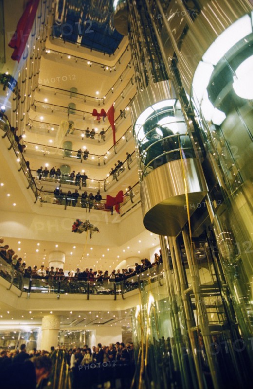 Inside the atrium of the ararat park hyatt moskva (russia's first hyatt hotel) neglinnaya street, built on the site of the old ararat restaurant by the lucine restoration and building complex, october 2002.