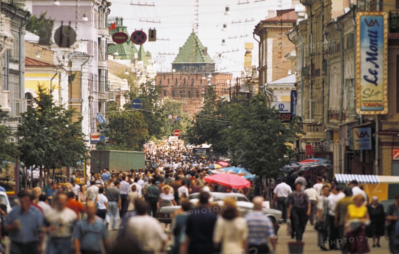 Ulitsa bolshaya pokrovskaya, a pedestrian shopping street in nizhny novgorod, russia.