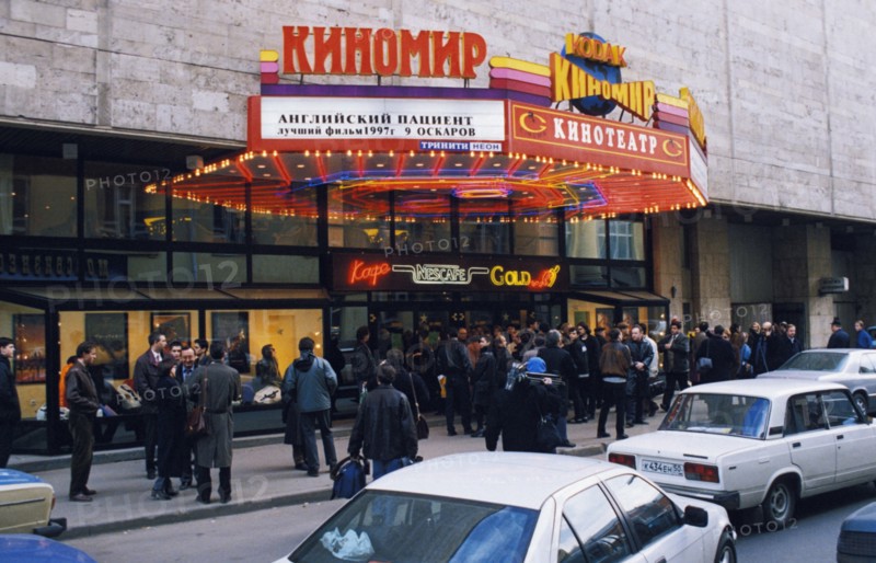 People lining up to see the opening of american film 'the english patient' at the kodak-kinomir cinema in moscow, russia, 1997.