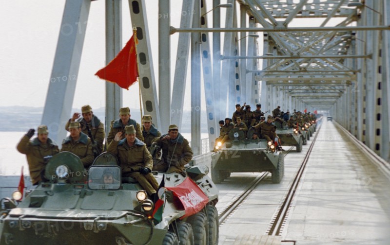 Soviet troops crossing the soviet-afghan border along the 960m long bridge over the amudarya river near the town of termez, uzbekistan during their withdrawal from afghanistan, february 6, 1989.