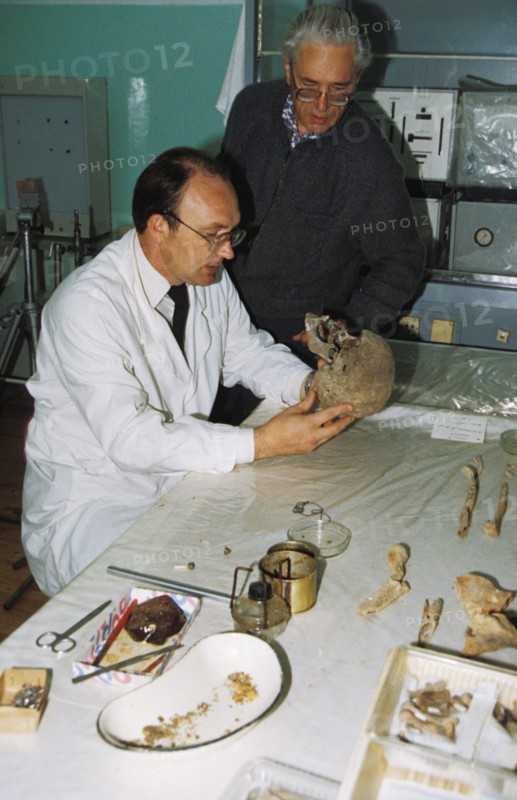 Forensic experts n, nevolin and a, avdonin examine the remains of the romanov family in yekaterinburg, russia, 1992.