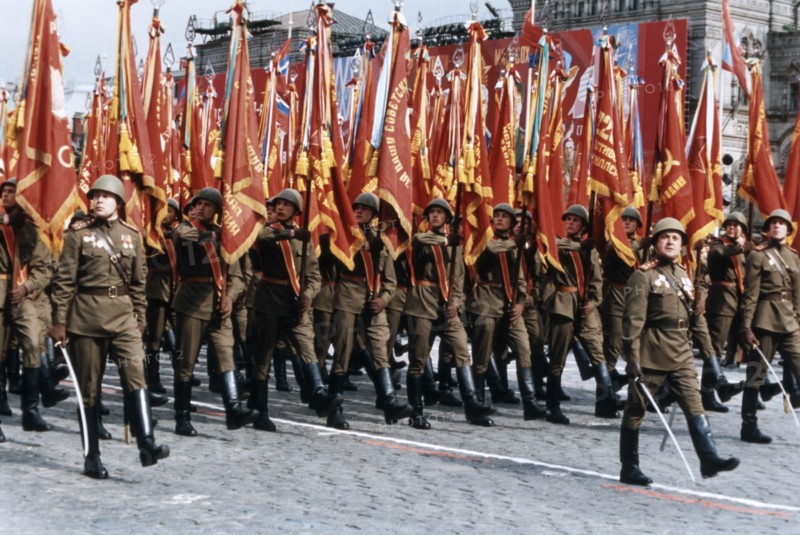 Red army soldiers marching in a military parade in red square on may 9, 1985, moscow, ussr.