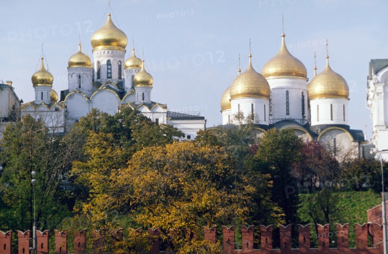 Onion-domed churches of the moscow kremlin seen from the kremlin embankment, october 2003.