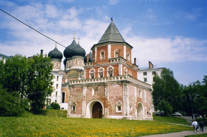 The bridge tower and the protection cathedral in the izmailovo estate (17th century) on isle serebryany, that belonged to tsar alexei mikhailovich, the bridge tower now houses a branch of the state history museum, moscow region of russia, 2004.