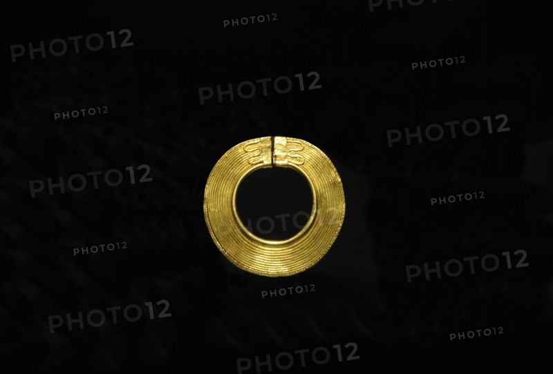Golden disk, 1000-801 BC